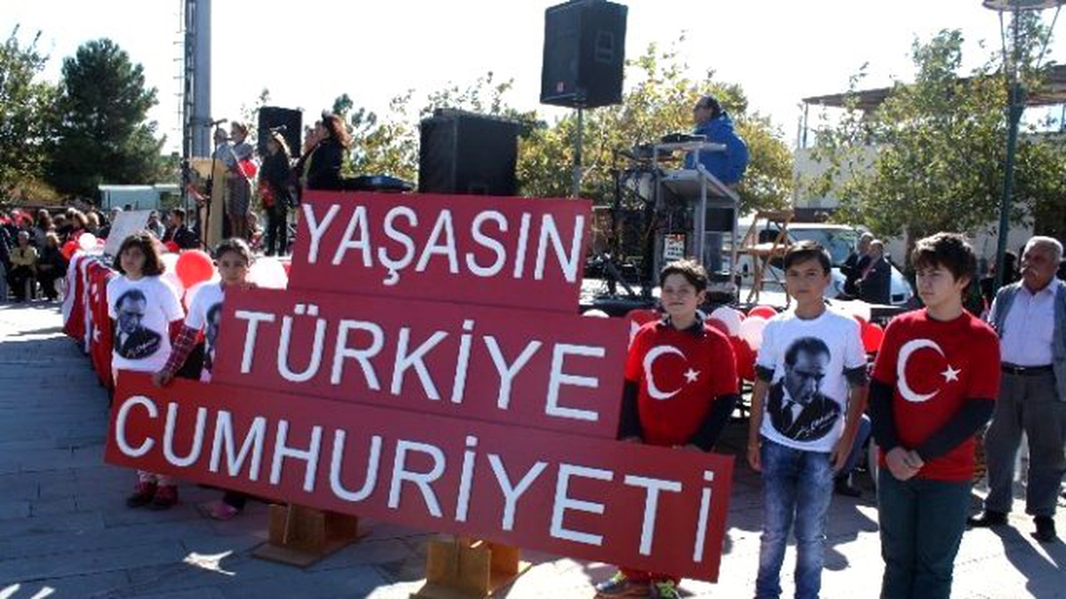 Edremit İda-der\'den Cumhuriyet Şöleni