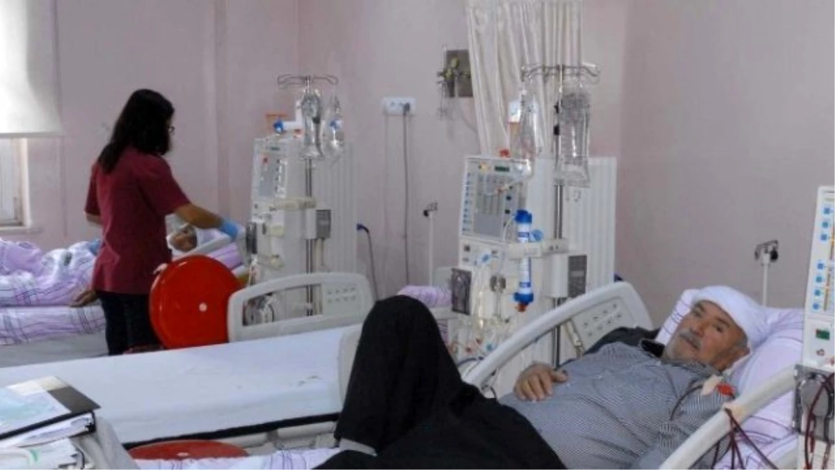 Ergani\'de Diyaliz Hastaları Saatlerce Sıra Bekliyor