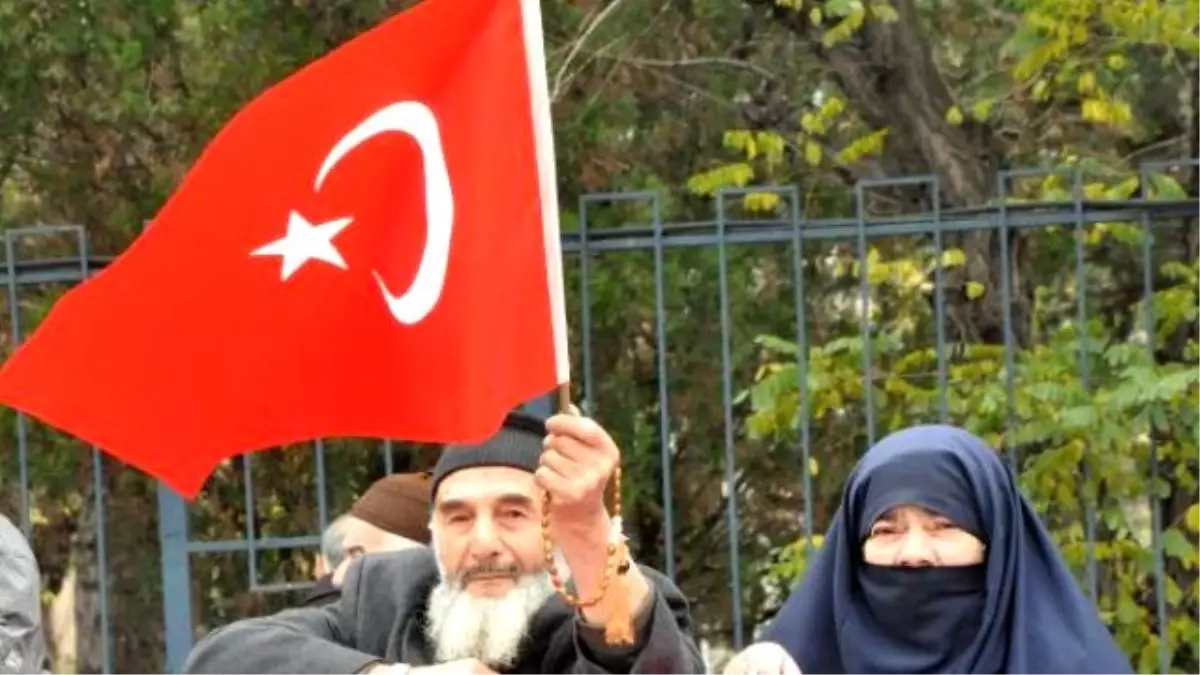 Erzurum\'da Üşüyen Öğrenciler Bayrağa Sarıldı