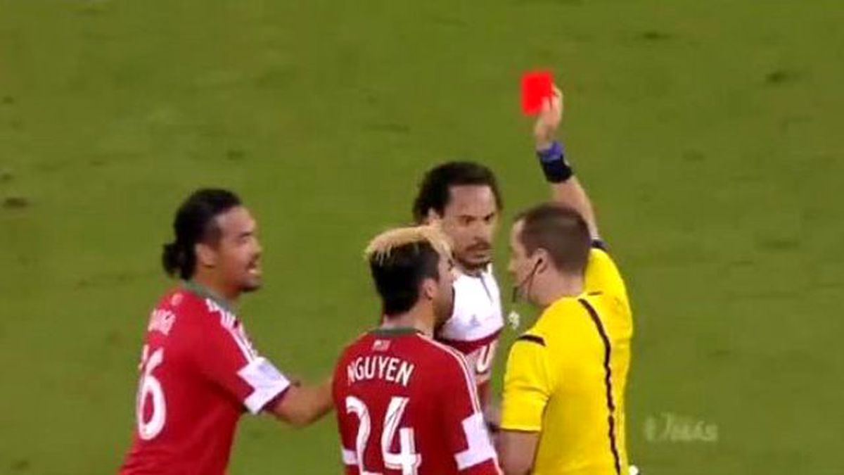 Eski Beşiktaşlı Jermain Jones Hakeme Saldırdı