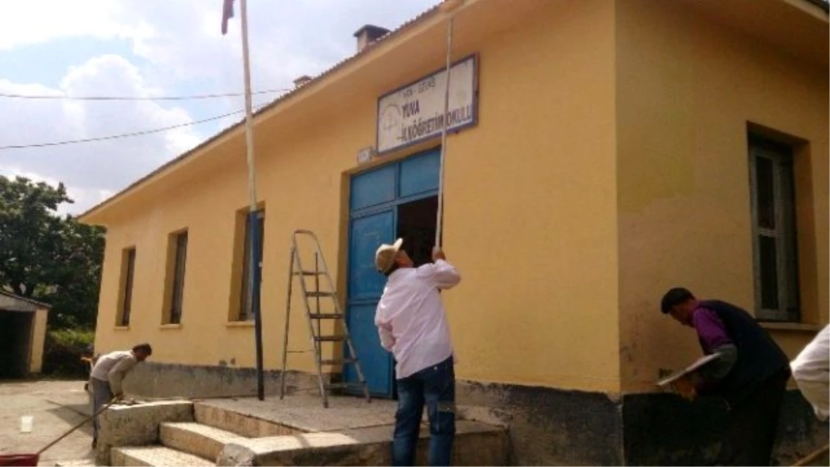 Fedakar Baba Köy Okulunu Kendi İmkanlarıyla Boyadı