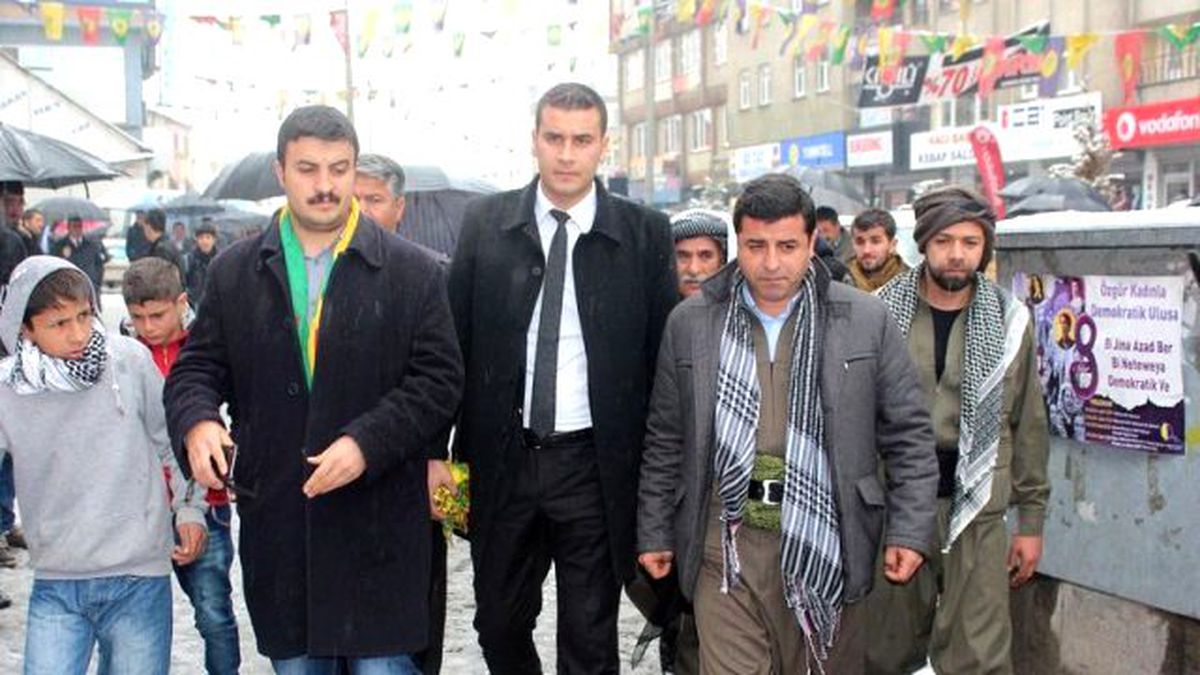 Guardian: Demirtaş, Bombayla Sandık Arasında Sıkışmış Bir Adam