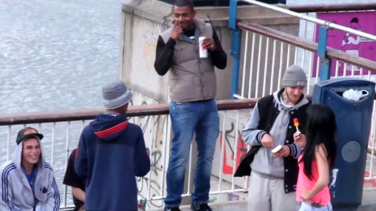 Güzel Kadın Yaptığı Şakayla Erkeklerin Aklını Başından Aldı