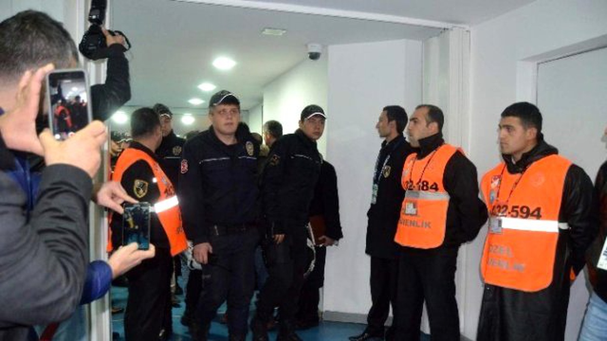 Hakem Çağatay Şahan ve Yardımcıları Stadyumdan Geniş Güvenlik Önlemleri Altında Çıkartıldı.