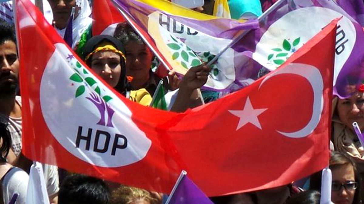 HDP'den Sürpriz 29 Ekim Paylaşımı; Bayrakları Birleştirdiler