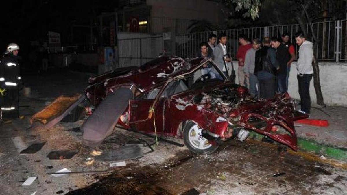 Hurda Yığınına Dönen Otomobilden Sağ Çıktılar