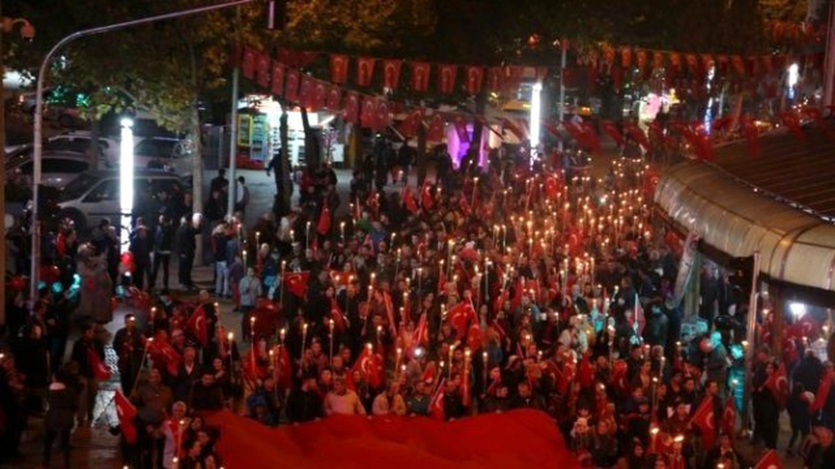 Isparta\'da Binlerce Kişi Fener Alayına Katıldı