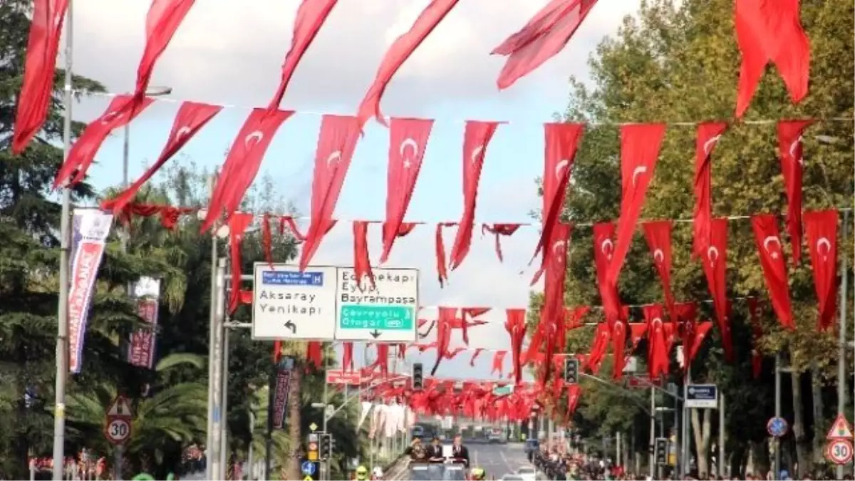 İstanbul\'da Cumhuriyet Bayramı Coşkuyla Kutlandı