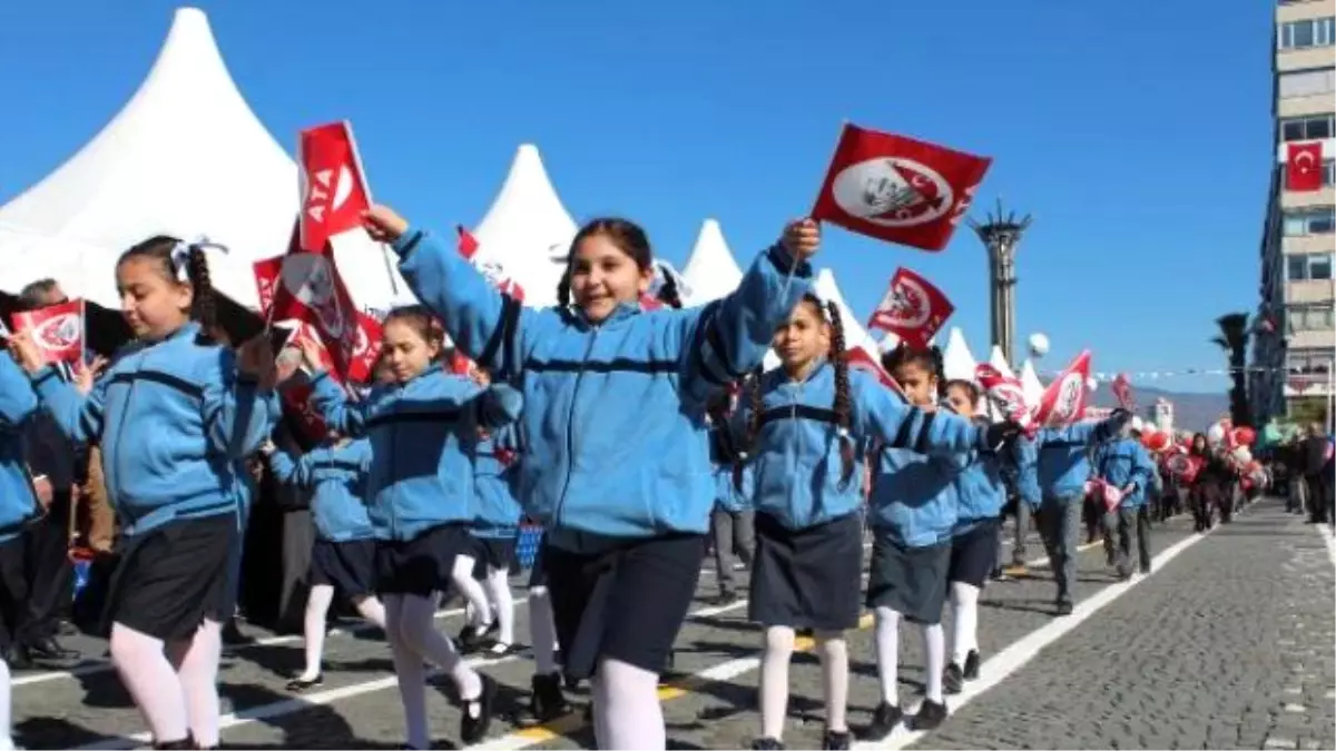 İzmir\'de Cumhuriyet Bayramı, Coşkuyla Kutlandı