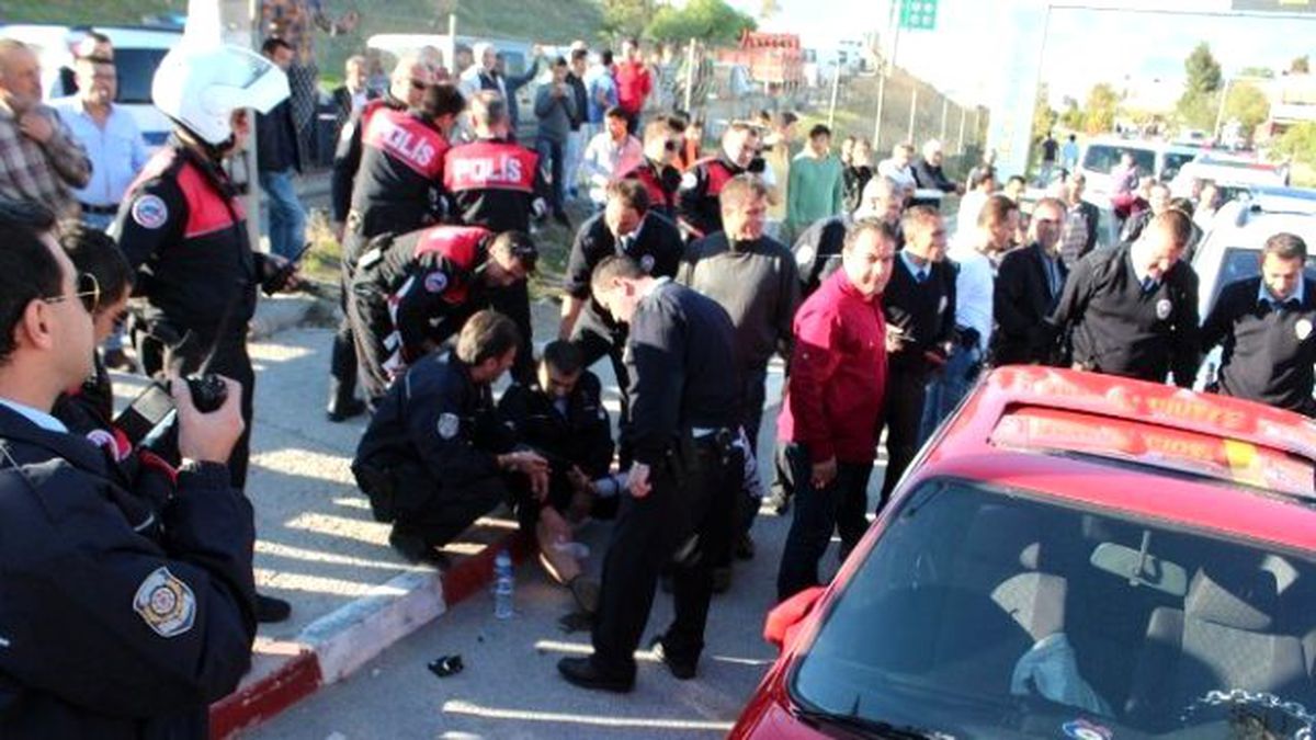 İzmir\'de Şüpheli Araç Paniği: 2 Polis Yaralandı