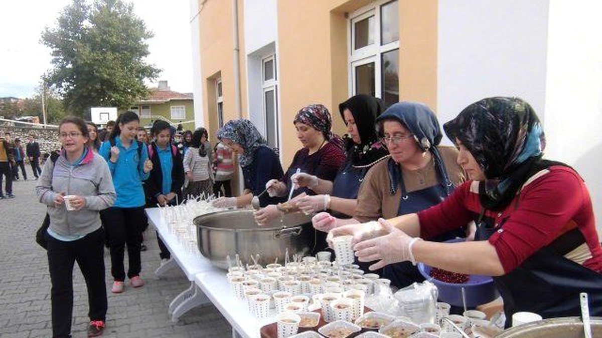 Kargı Fen Lisesi Öğrencileri Aşure Dağıttı