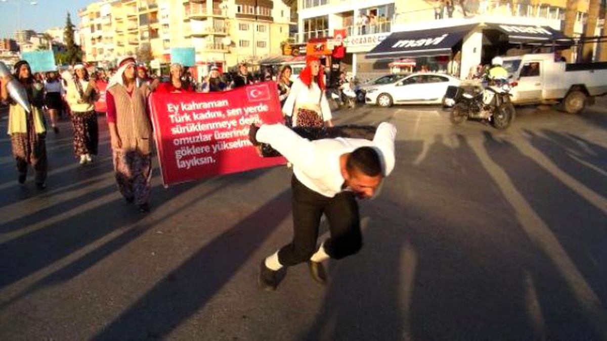 Kuşadası\'nda 3 Bin Kişilik 29 Ekim Korteji