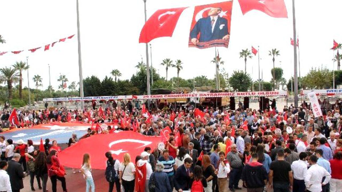 Mersin\'de CHP ve Stk\'lardan Alternatif 29 Ekim Kutlaması