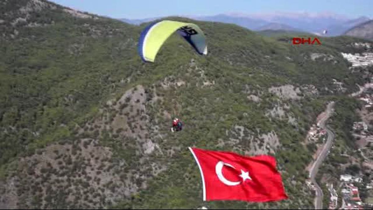 Muğla - Gökyüzünde Dev Türk Bayrağı Açıp 29 Ekim\'i Kutladılar