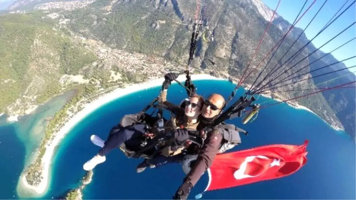 Paraşütçüler Gökyüzünde Dev Bayrak Açtı