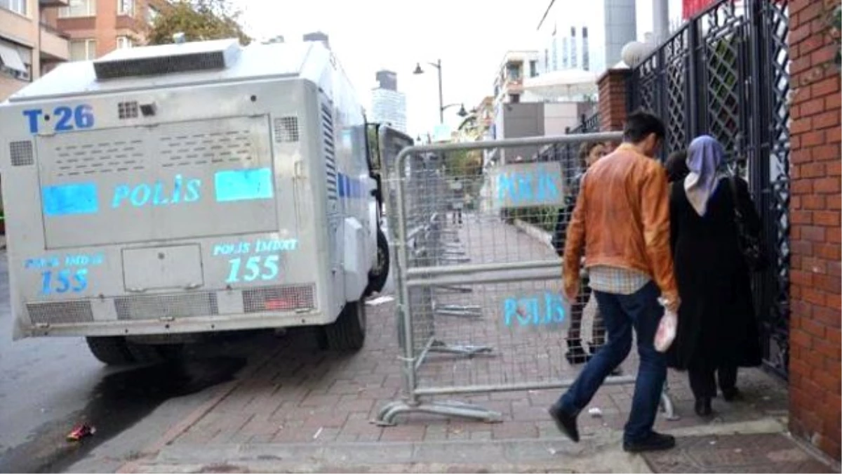 Polis, İpek Medya Grubu Binasında Çalışanlara Kimlik Kontrolü Yaptı