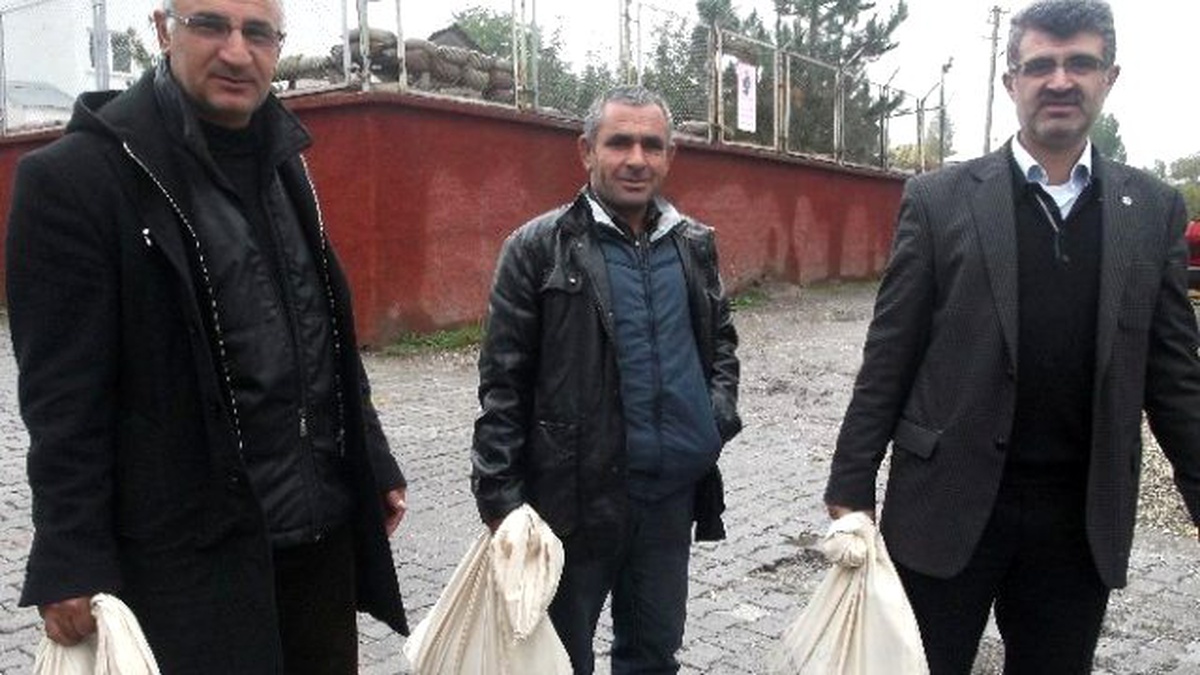 Sandık Görevlileri Oy Pusulalarını Teslim Aldı