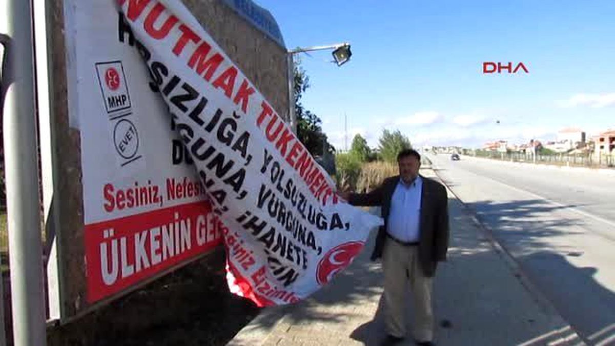 Sandıklı - MHP Afişi Tahrip Edildi