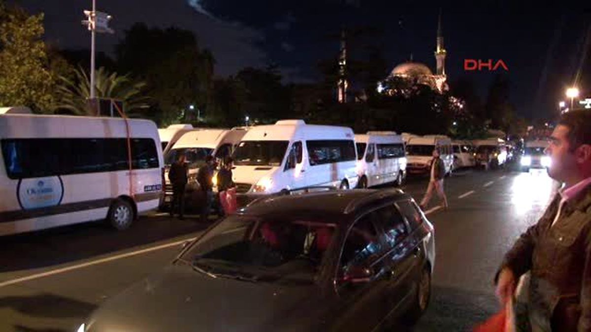 Servis Şoförlerinden Büyükşehir Önünde \'Plaka\' Eylemi...