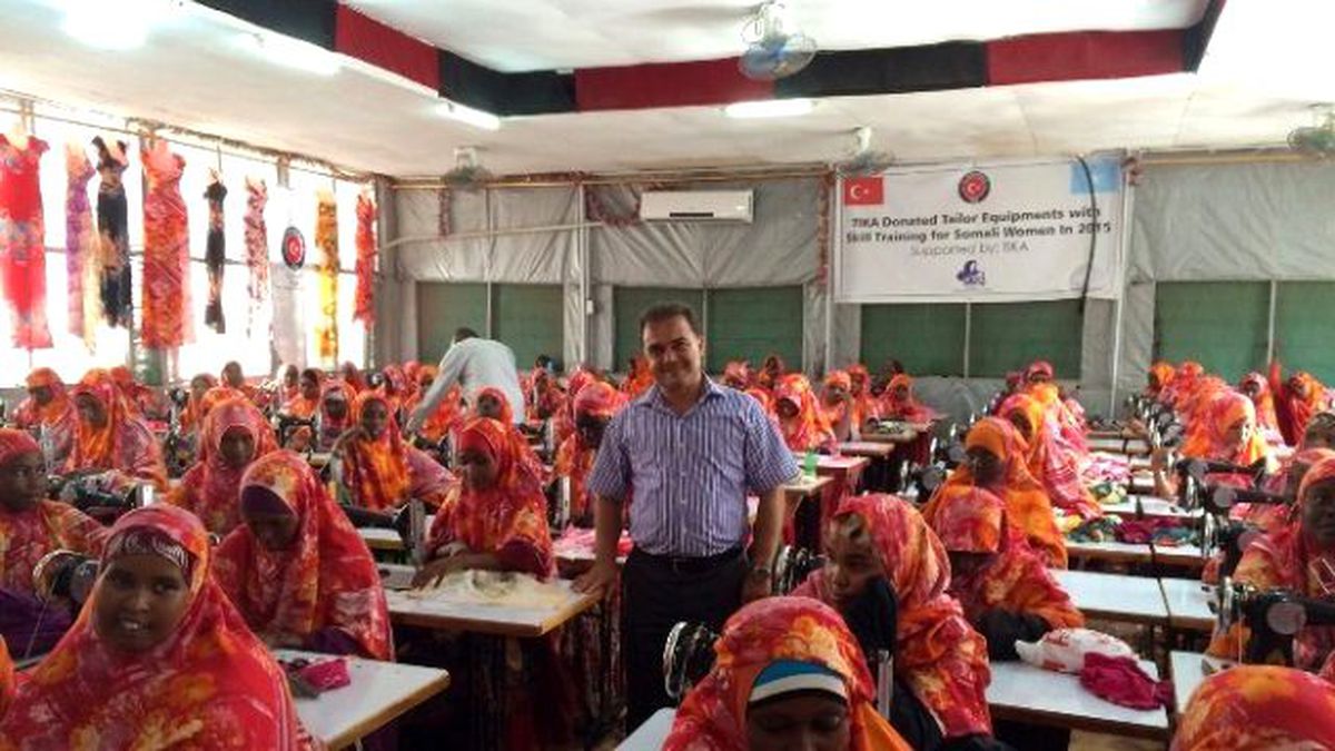 Somali\'de Dikiş Eğitimi Alan 100 Kadına Gıda Yardımı