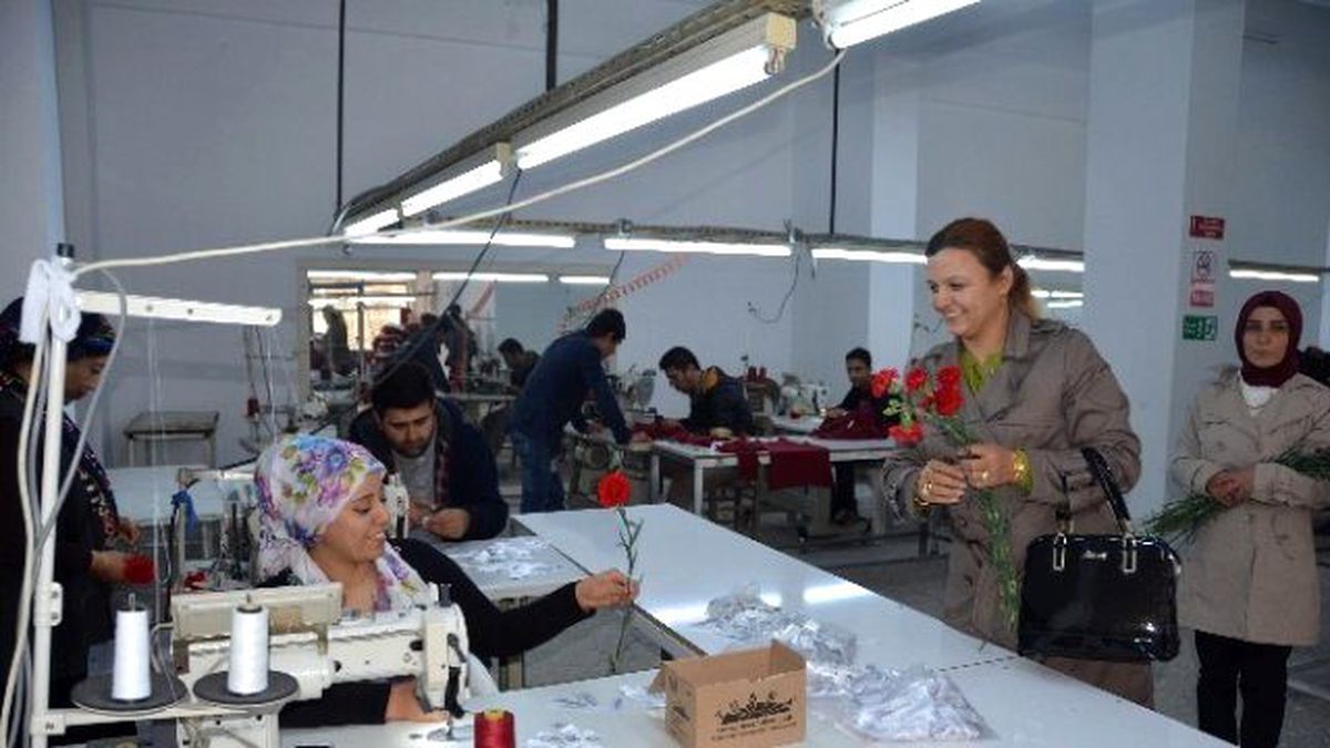 Togem Temsilcisi Özdemir\'den, Bayanlara Karanfil