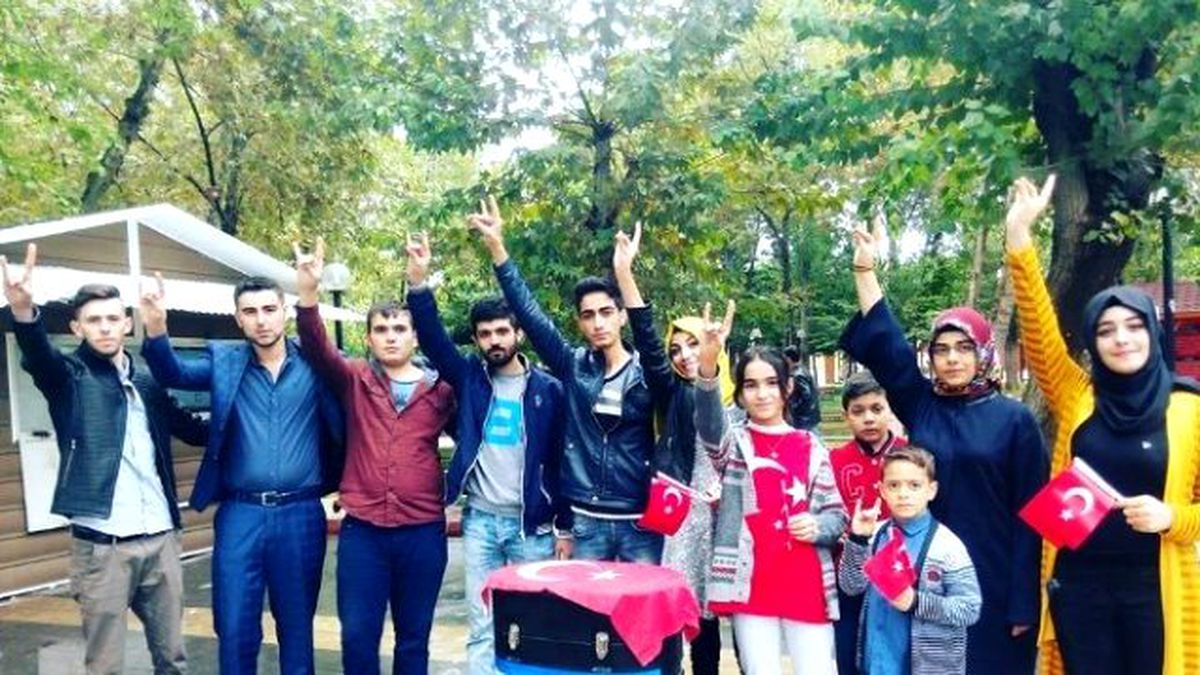Ülkücülerden, Vatandaşlara Türk Bayrağı