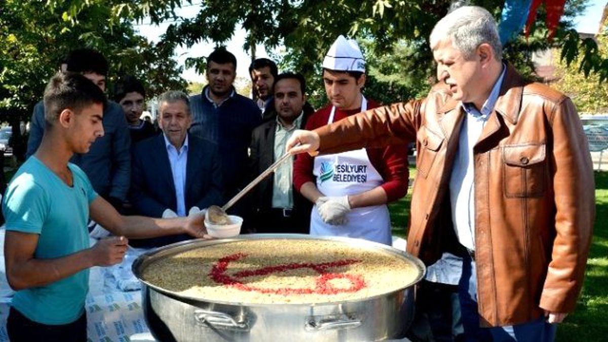 29 Camide 25 Bin Kişiye Aşure İkram Edildi