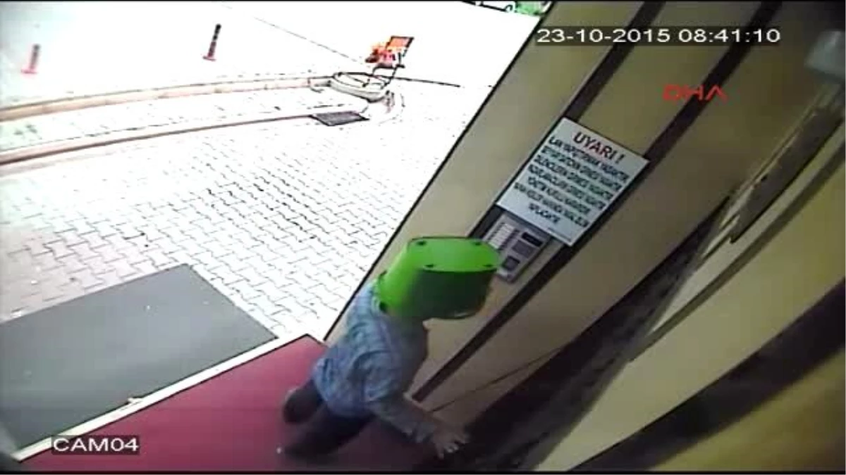 Hırsız, Kameraya Yakalanmamak İçin Başına Kova Geçirdi