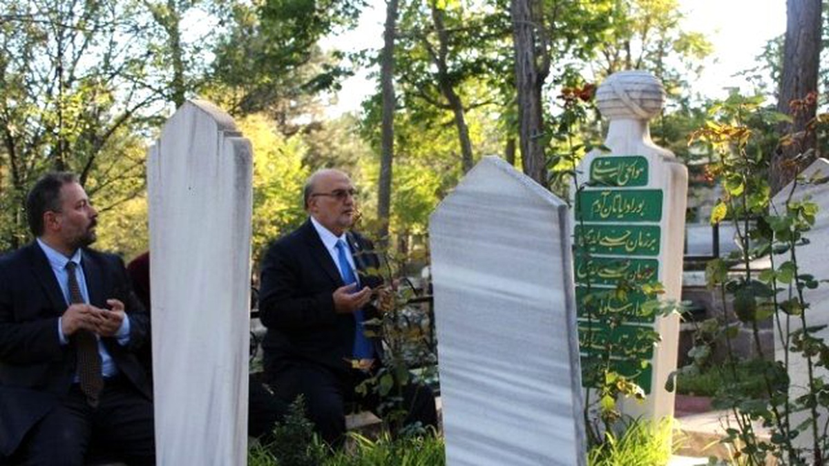 Ahmet Yelis, Mehmet Feyzi Efendi\'nin Kabrini Ziyaret Etti