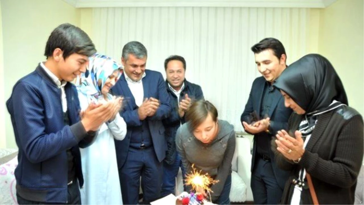 AK Parti\'den Gençlere \'Doğum Günü\' Sürprizi