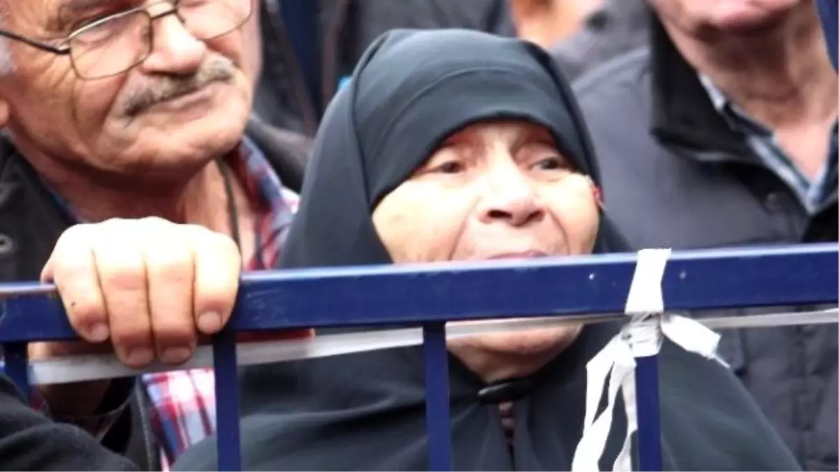 AK Parti Mitinginde 80\'lik Teyze Kalabalığı Coşturdu