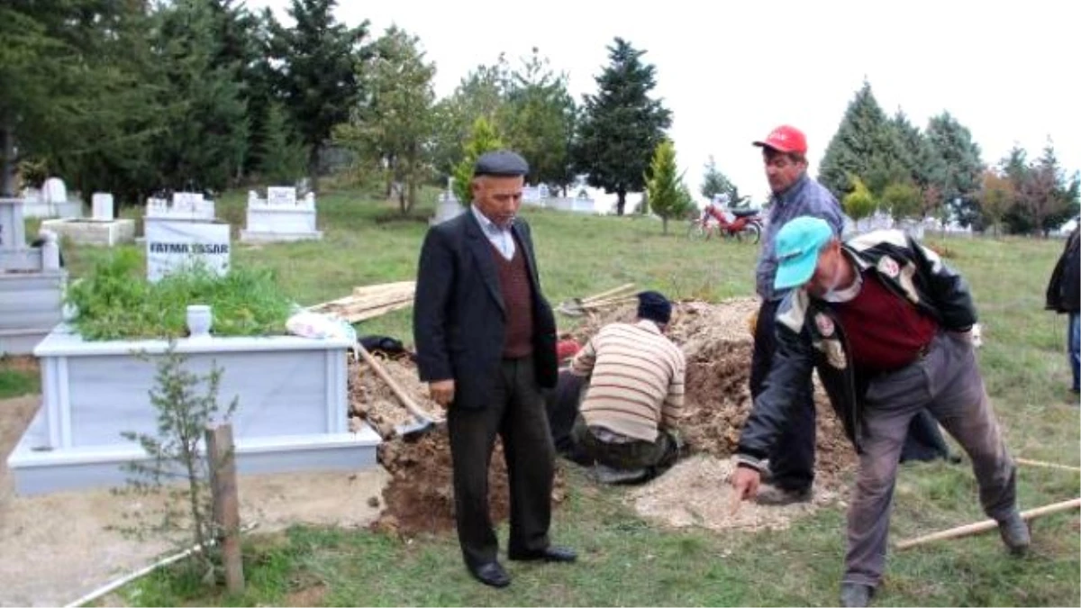 Aşkına Karşılık Vermeyen Kadını Mezarlıkta Dua Ederken Öldürdü