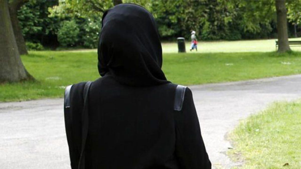 Avustralya'da Müslüman Kadını Yumruklayıp Başını Açmaya Çalıştılar