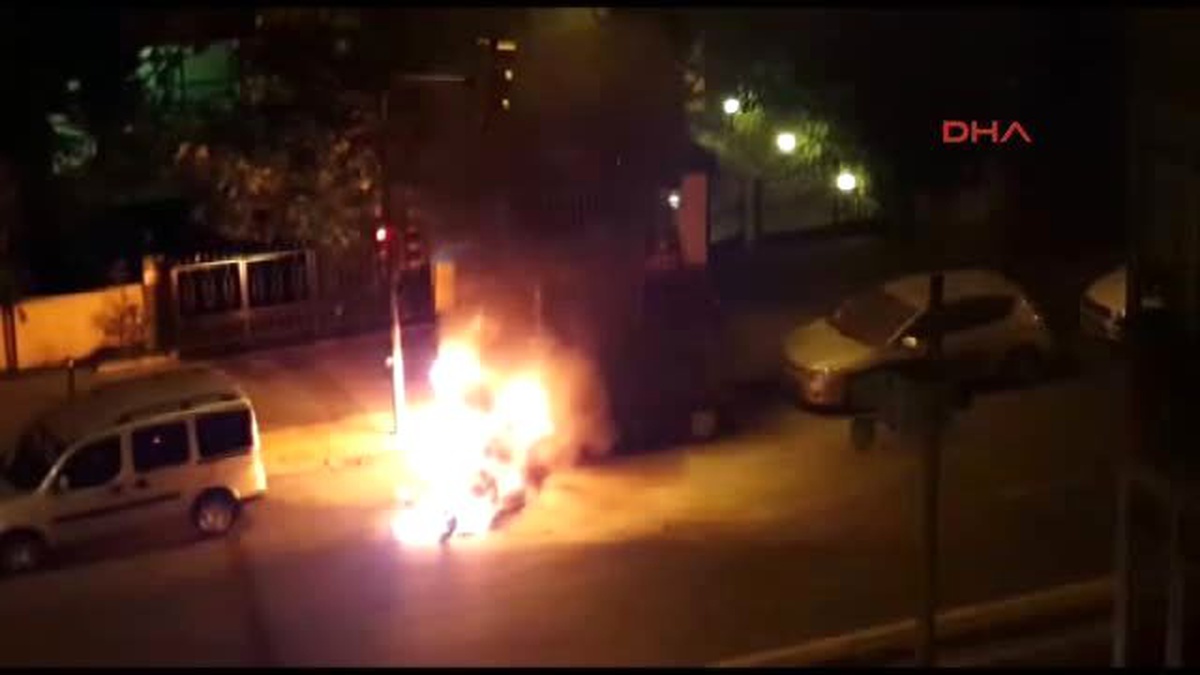 Bahçelievler\'de Otomobil ve Motosiklet Alev Alev Yandı