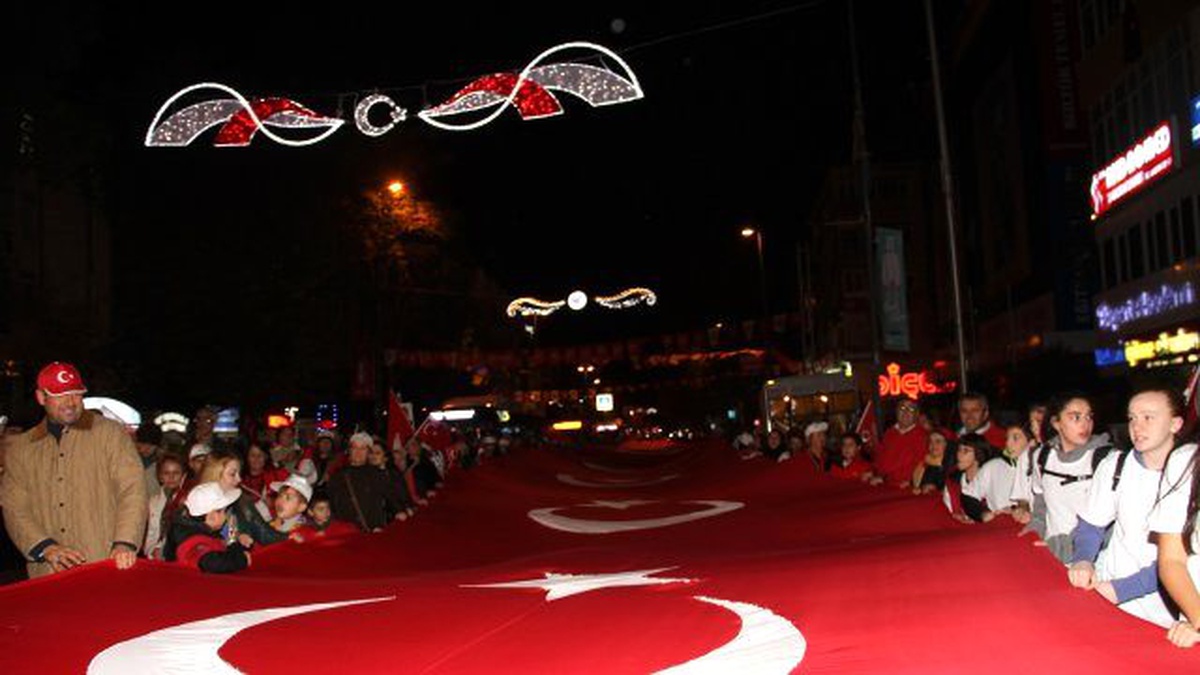 Cumhuriyet Coşkusuna 50 Bin Kişi ve 350 Metre Boyunda Bayrak