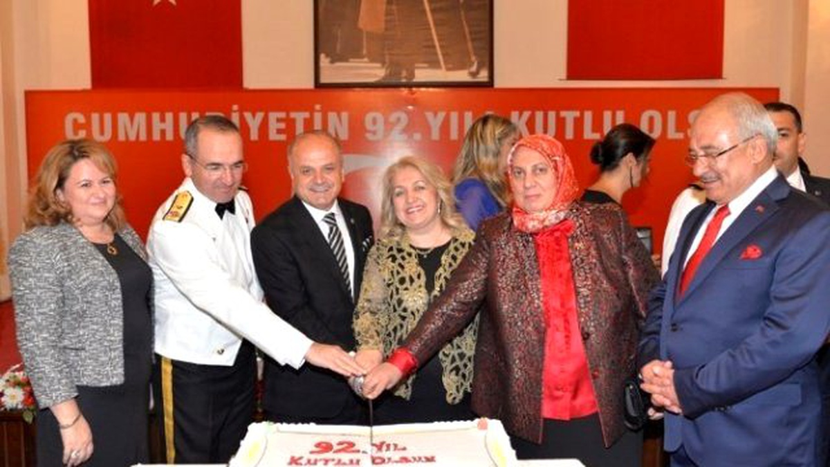 Cumhuriyet Resepsiyonunda Cumhuriyet Pastası Kesildi
