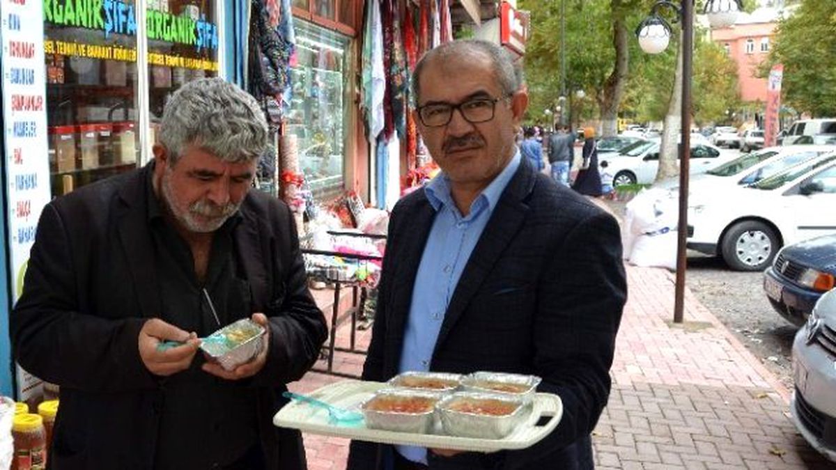 Gölbaşı İlçesinde Esnaflar Aşure Dağıttı