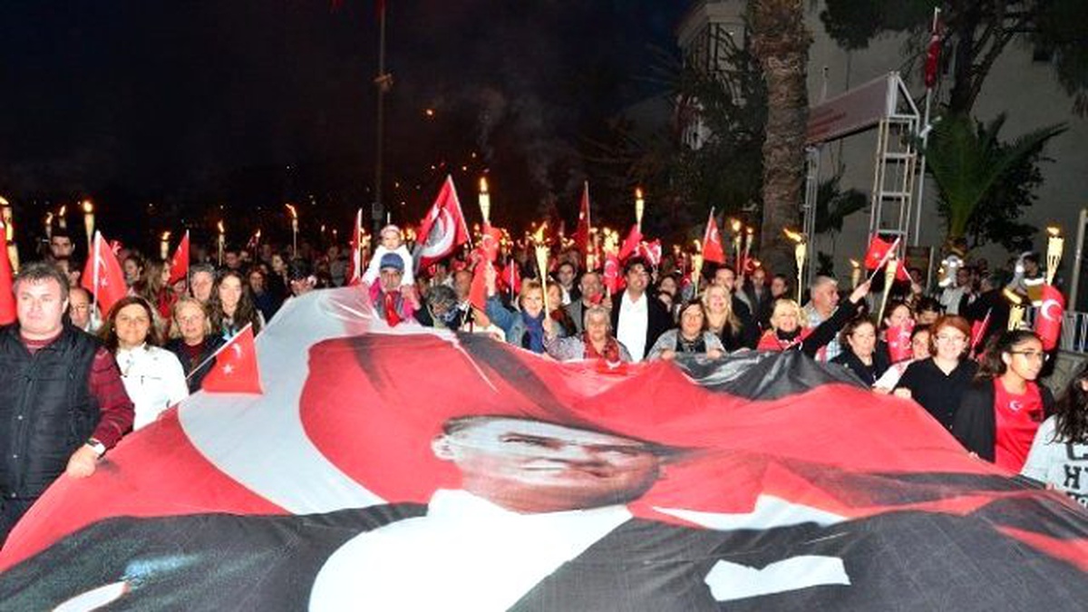 İzmir\'de, Cumhuriyet Bayramı Fener Alayı Yürüyüşü ile Kutlandı