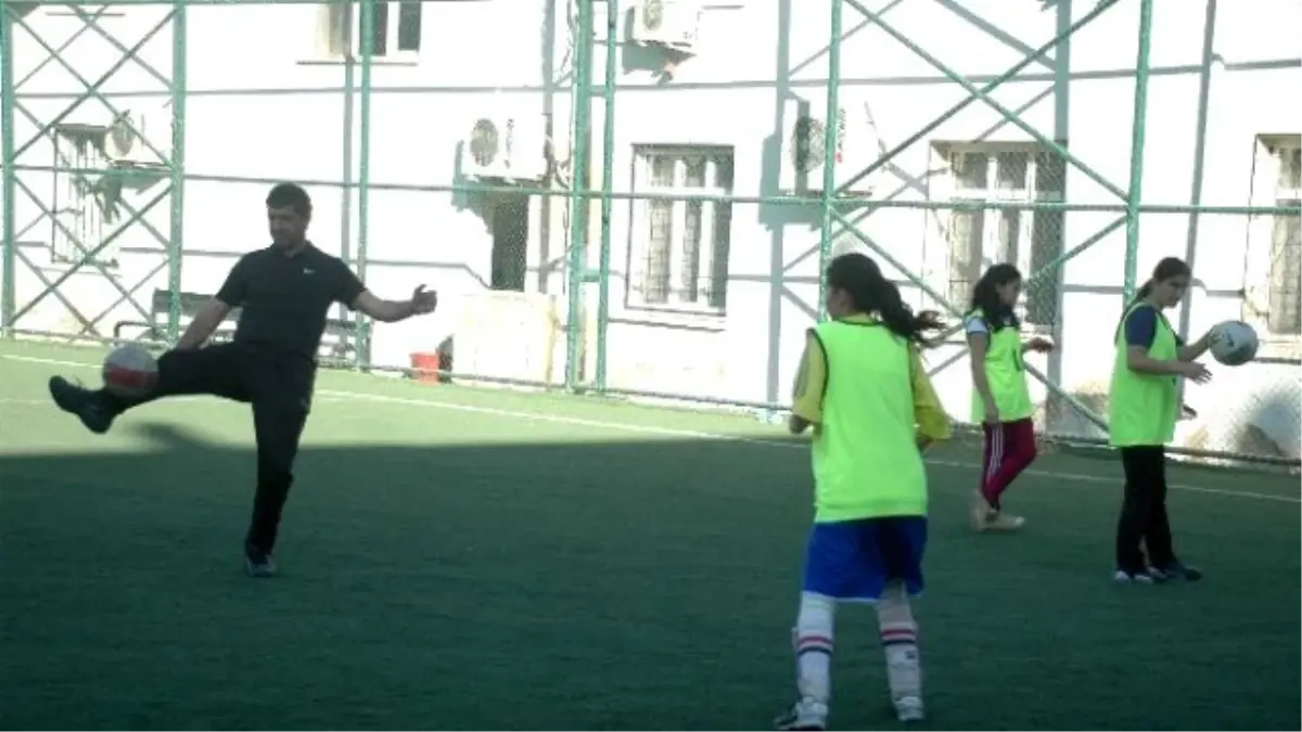 Kadınlar Futbol Takımı Lige Hazırlanıyor