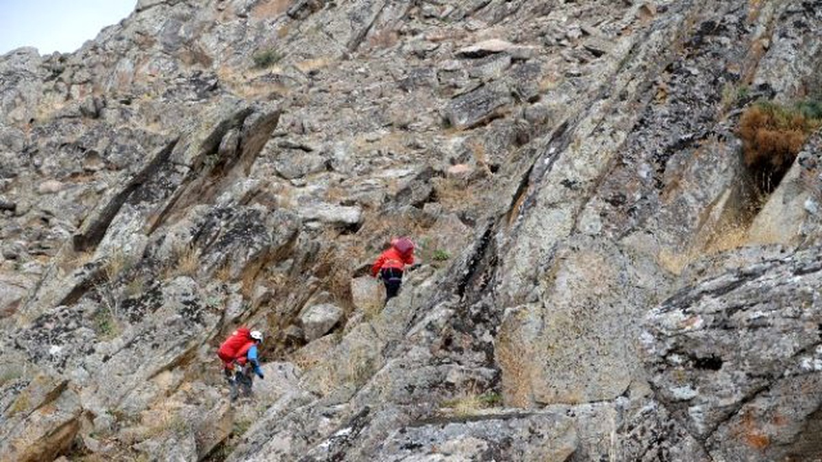 Kayalıkta Mahsur Kalan Keçiyi Akut Ekipleri Kurtardı