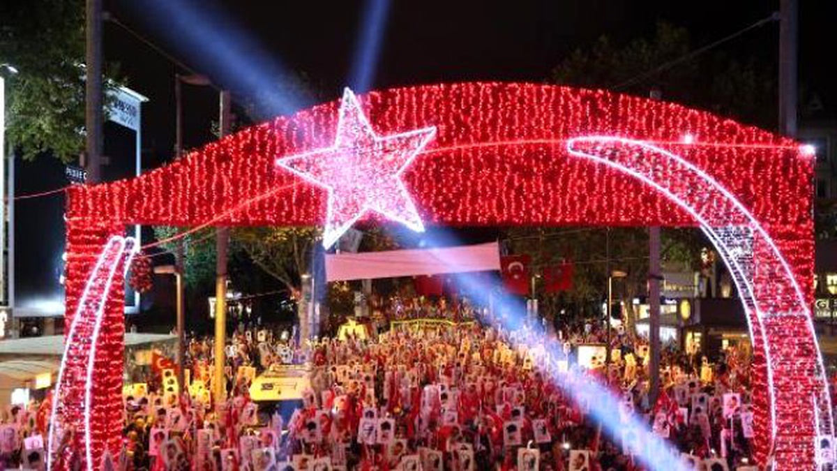 Kılıçdaroğlu, Kadıköy\'de Cumhuriyet Yürüyüşü\'ne Katıldı