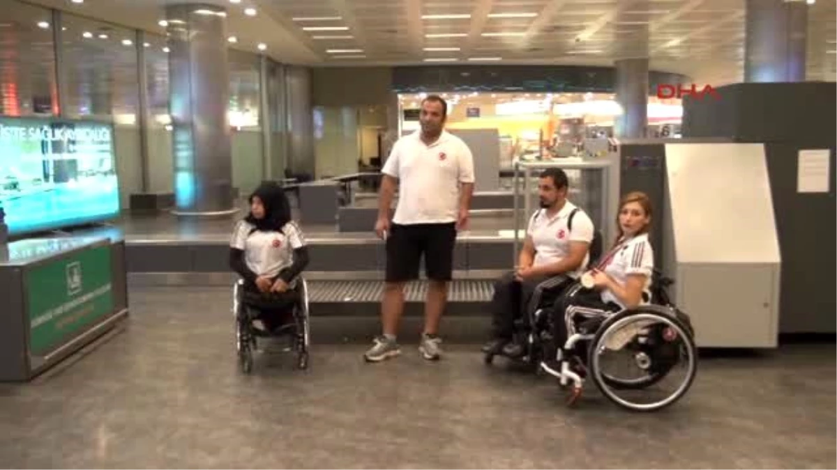 Madalyalı Engelli Milli Takım Oyuncuları İstanbul\'a Döndü
