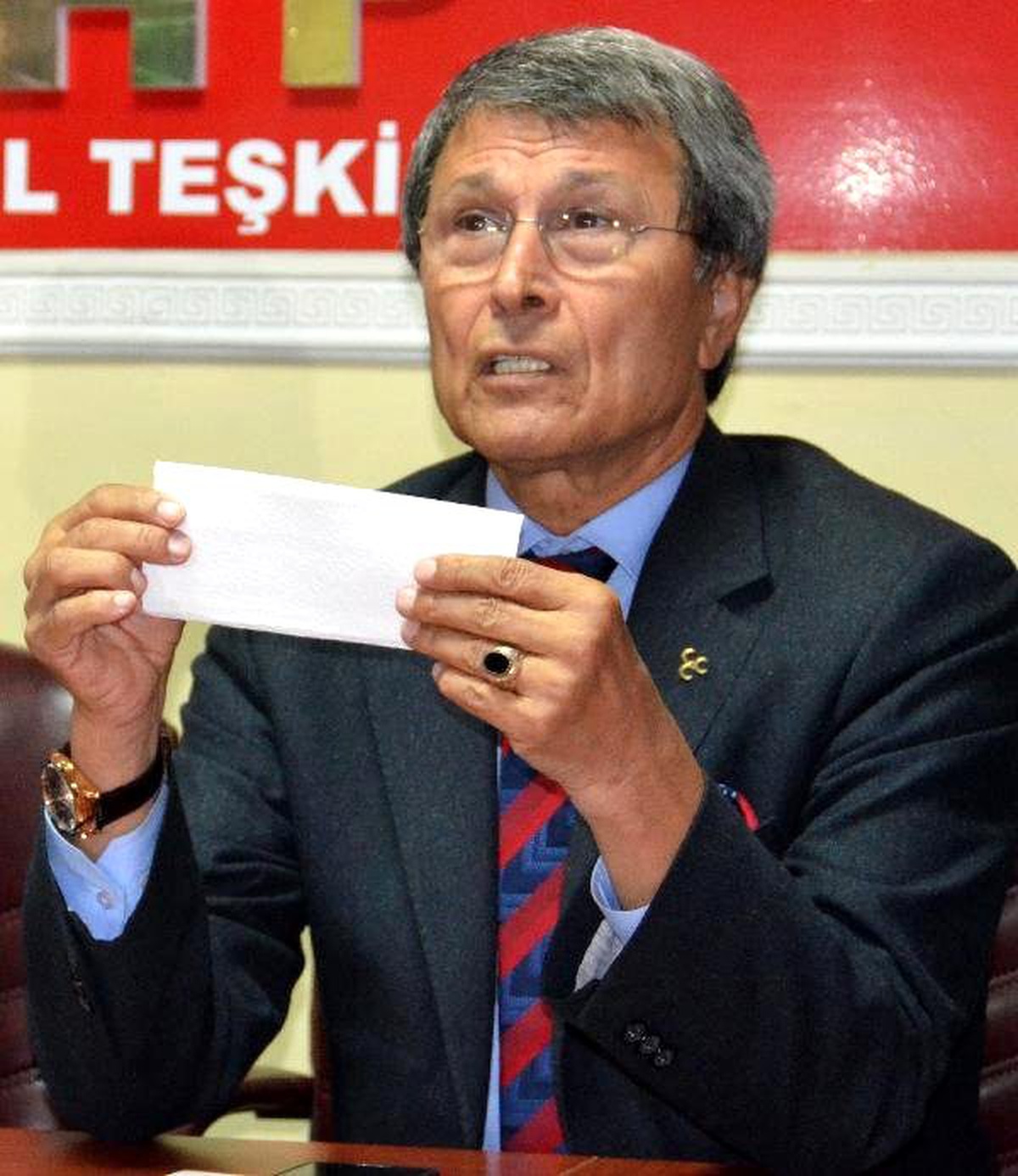 MHP\'li Halaçoğlu: Bazı Kişilere 20 Adet Mühürlü Pusula Dağıtılmış