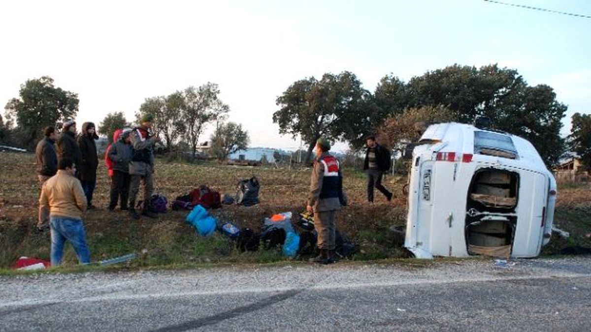 Mülteci Taşıyan Minibüs Devrildi: 3 Yaralı