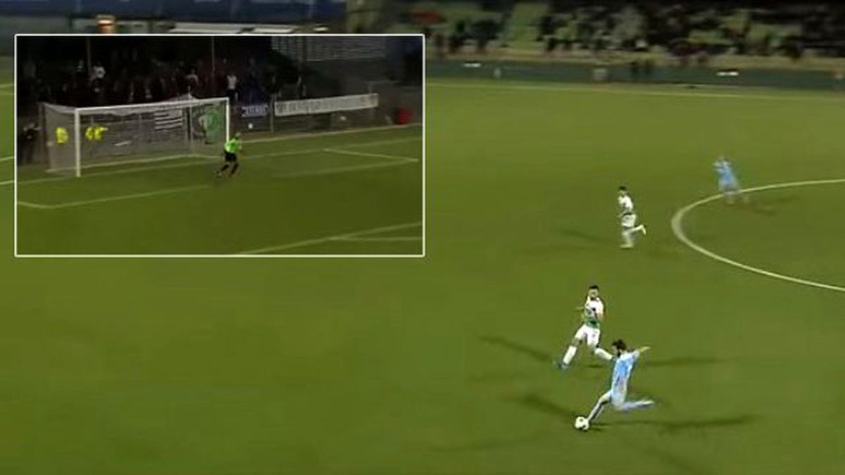 Orta Sahadan Kaleciyi Avladı