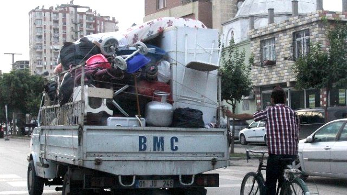 Pedal Çevirmekten Yorulunca Kamyonete Asıldı