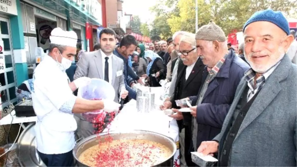 Sancaktar Derneği, Niğdeli Vatandaşlara Aşure İkram Etti