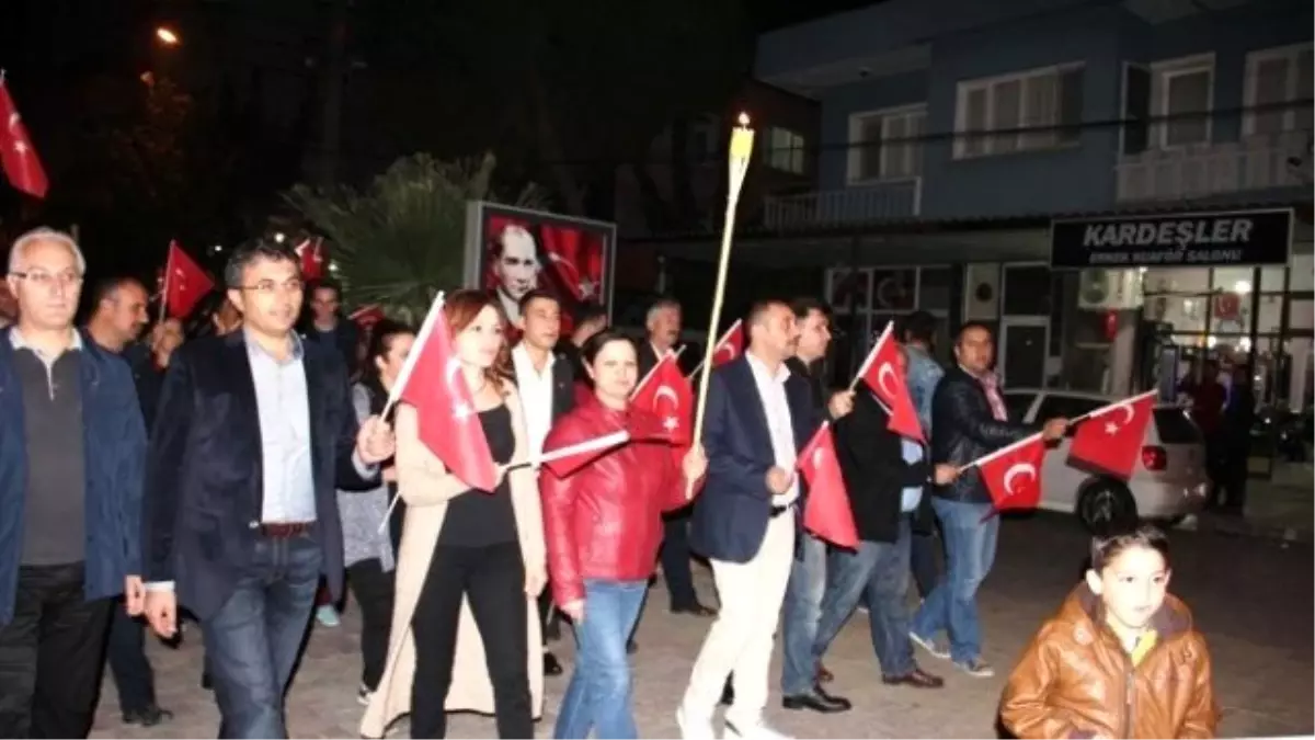 Sarıgöl\'de Cumhuriyet Meşale Yürüyüşü