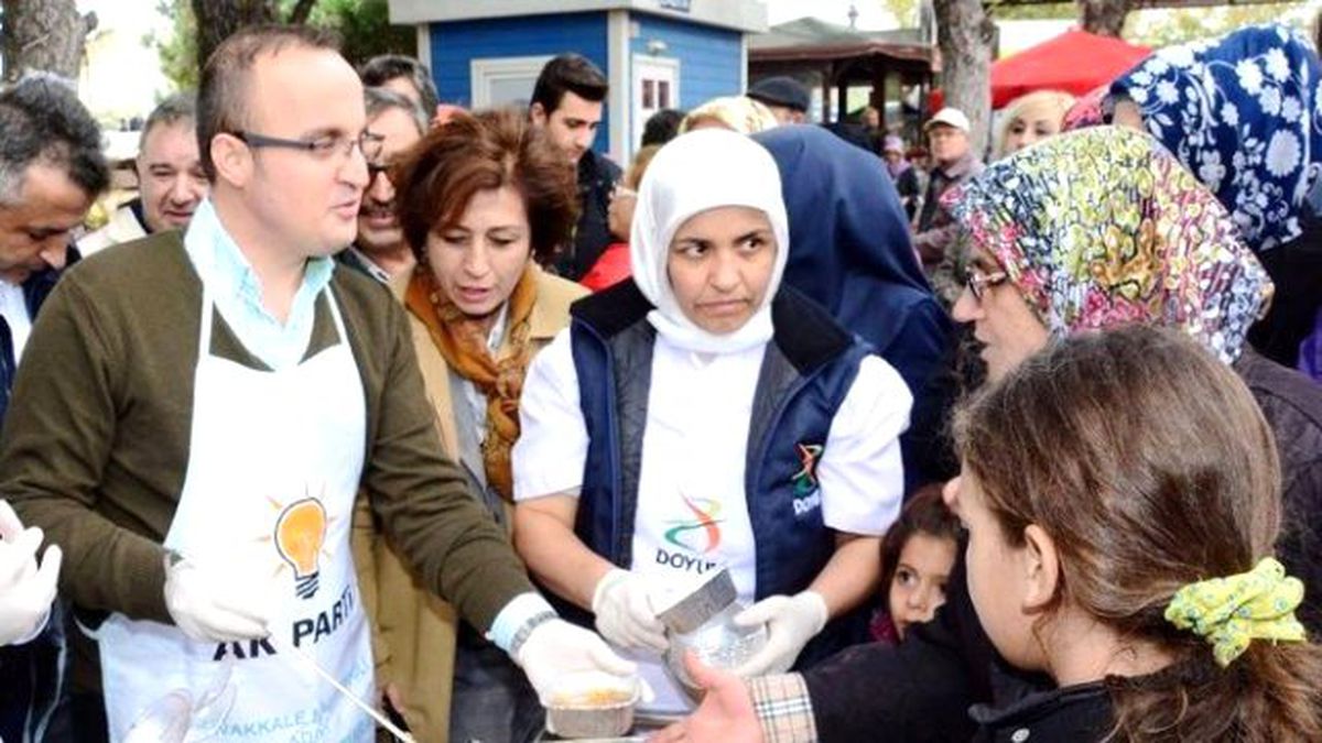 Turan Cuma Pazarında Aşure Dağıttı