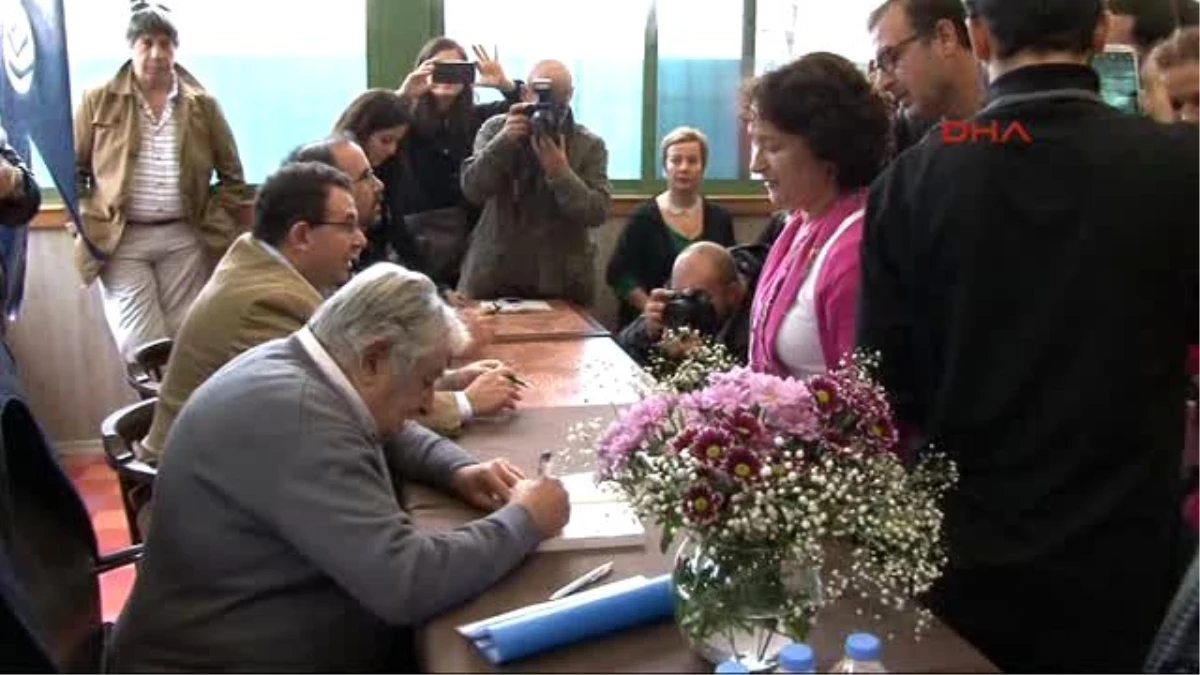 Uruguay Eski Devlet Başkanı Mujıca, Hayatının Anlatıldığı Kitabı İmzaladı